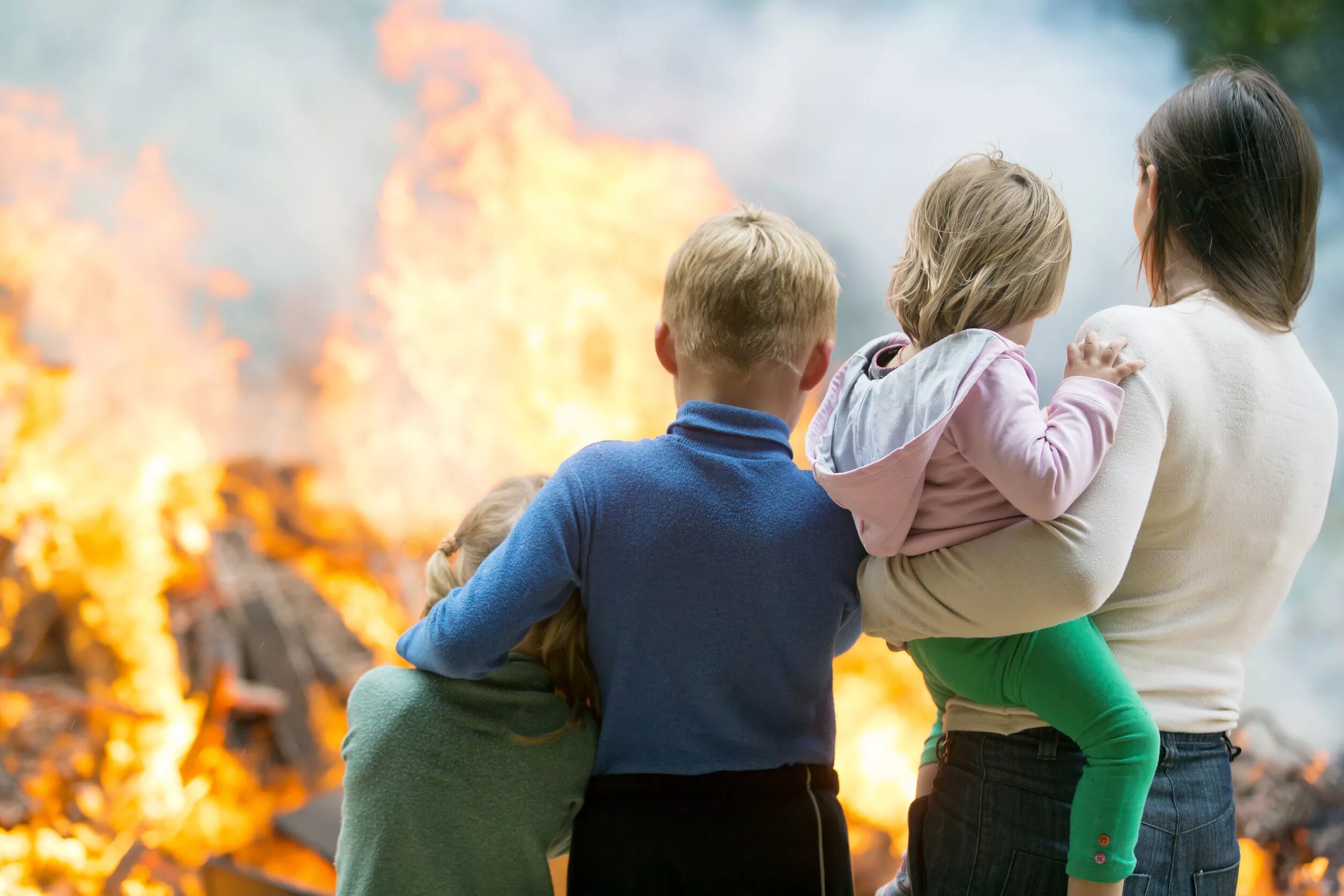 Fire child. Пожар для детей. Семей пожар. Шалости детей с огнем. Человек в пожаре.