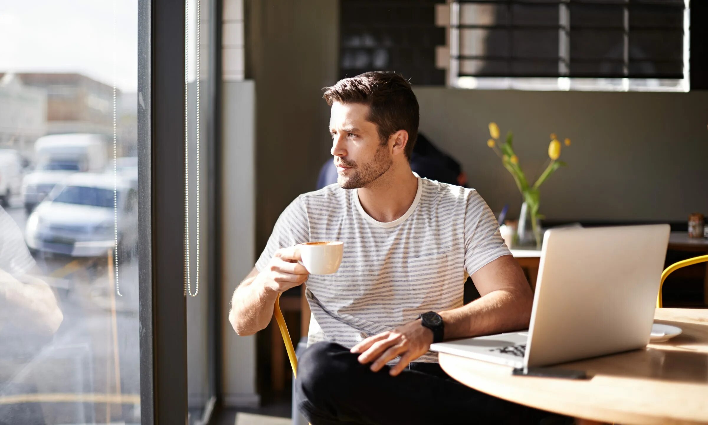 Бизнесмен с кофе. Мужчина пьет кофе. Мужчина в кафе. Молодой человек с кофе в офисе.