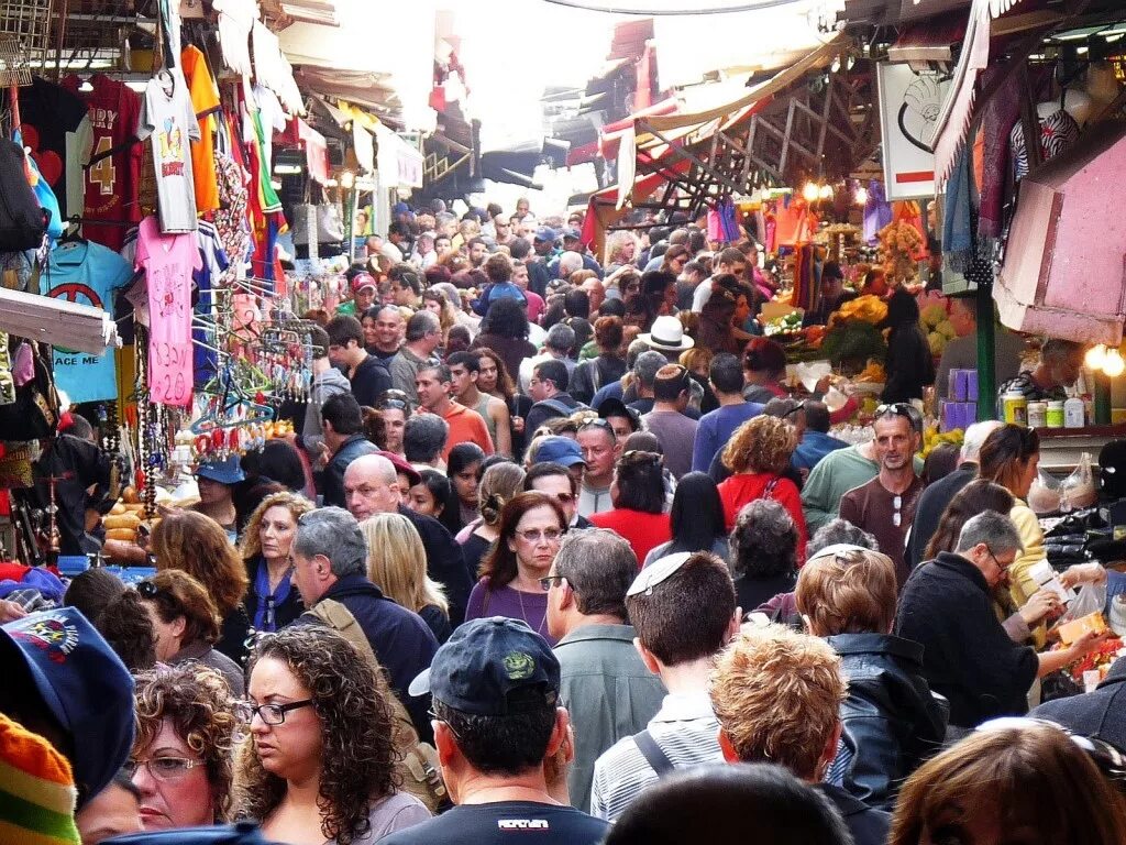 Тель-Авив рынок Кармель. Толпа людей на рынке. Люди на рынке. Толпа людей на базаре. Humans market