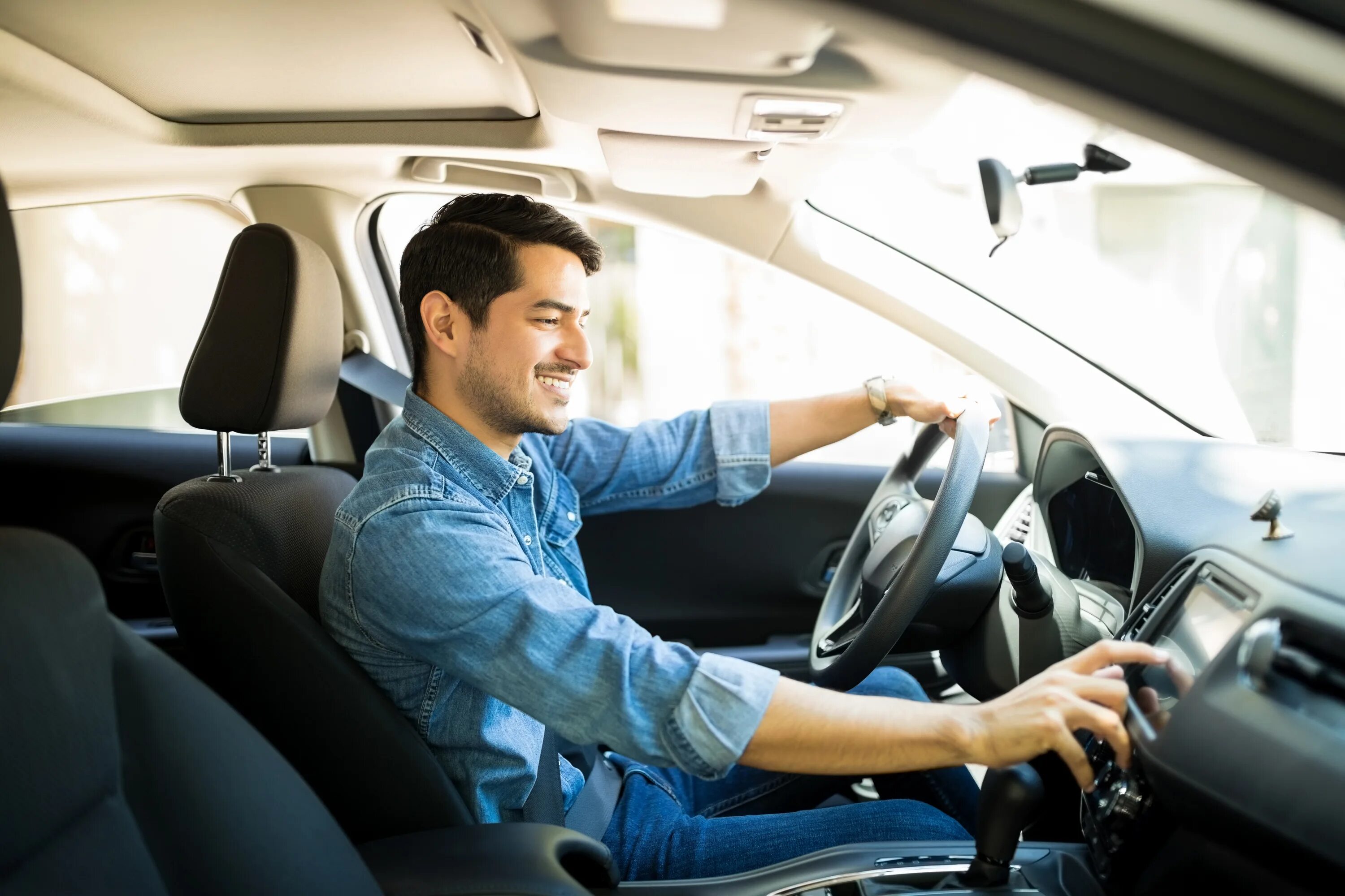 Переведи driving a car. Водитель. Радио в машине. Мужчина драйв. Уверенный водитель.