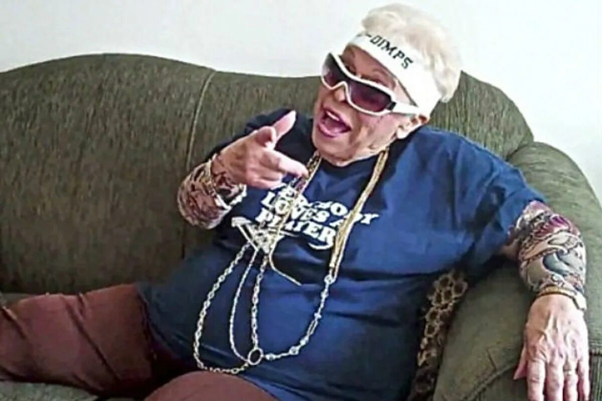 Iris apfel 100 лет. Лицо пожилой женщины крупно. Бабушка с сигаретой смешная. Смешные старушки. Айрис апфель 100 лет.