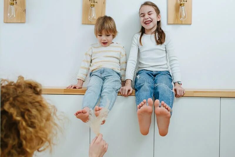 Щекотка ног девочки. Щекотать ребенка. мать щекочет ребёнка. дети tickle foot. kids tickle девочки.