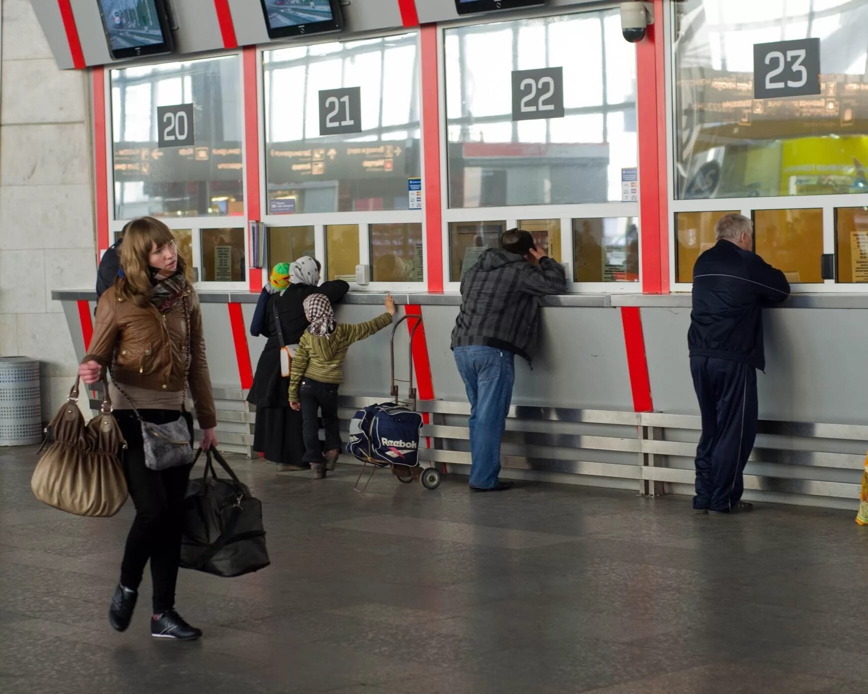 Железнодорожных билетных кассах. Касса на вокзале. Очередь на вокзале. Очереди в кассы на вокзале. Люди на ЖД вокзале.