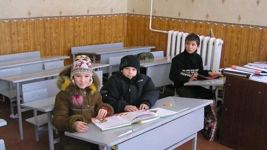 Ученики в школе туалеты. Дети мерзнут в школе. Холод в школе. Школа замерзает. Дети замерзают в школе.