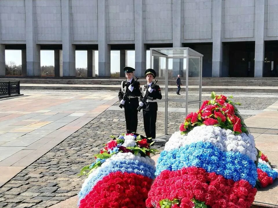 Пост 1 память. Пост 1 на Поклонной горе кадеты. Кадеты у вечного огня Поклонная гора. Вахта памяти Поклонная гора. Вечный огонь на Поклонной горе.