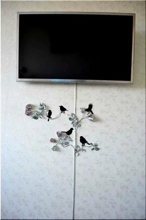 Как задекорировать провода. Декор кабеля от телевизора на стене. Спрятать провода от телевизора на стене. Декор для проводов от телевизора. Декорирование проводов на стене от телевизора.