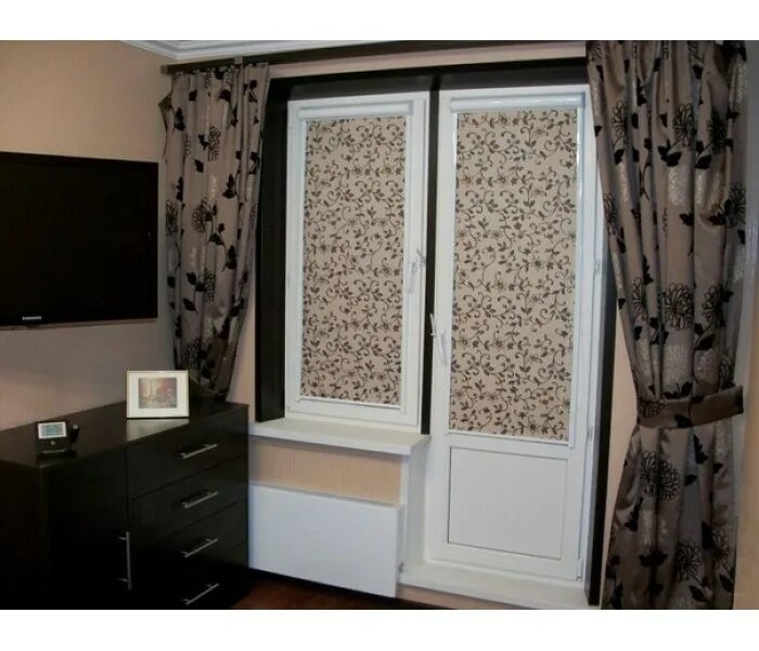 Жалюзи на балконную дверь. Рулонные шторы на балконную дверь. Римская штора на кухне с балконом. Штора на балконную дверь. Окно со шторами.