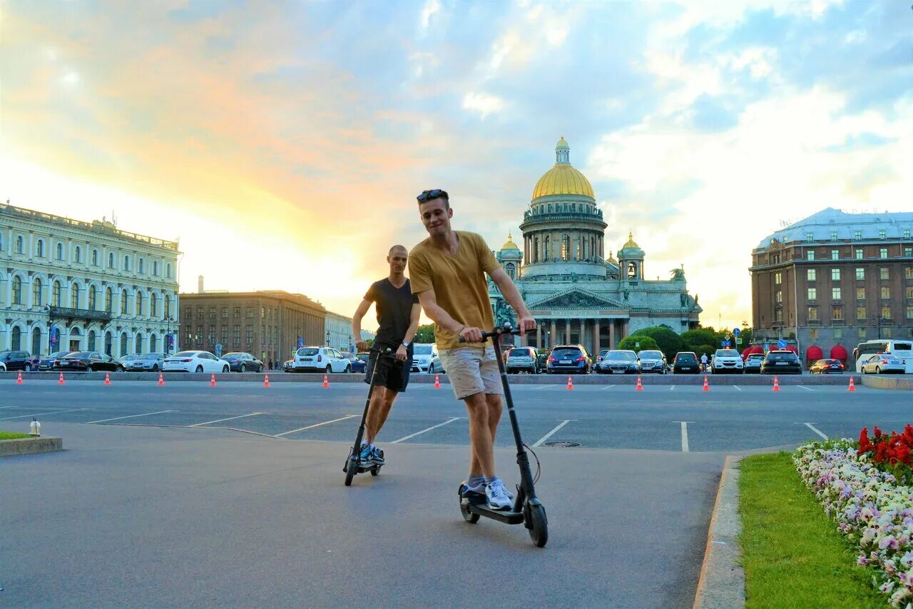 Самокат напрокат в спб. Кататься на электросамокате. Поездка на самокате. Катание на самокате. Прогулка на электросамокатах.