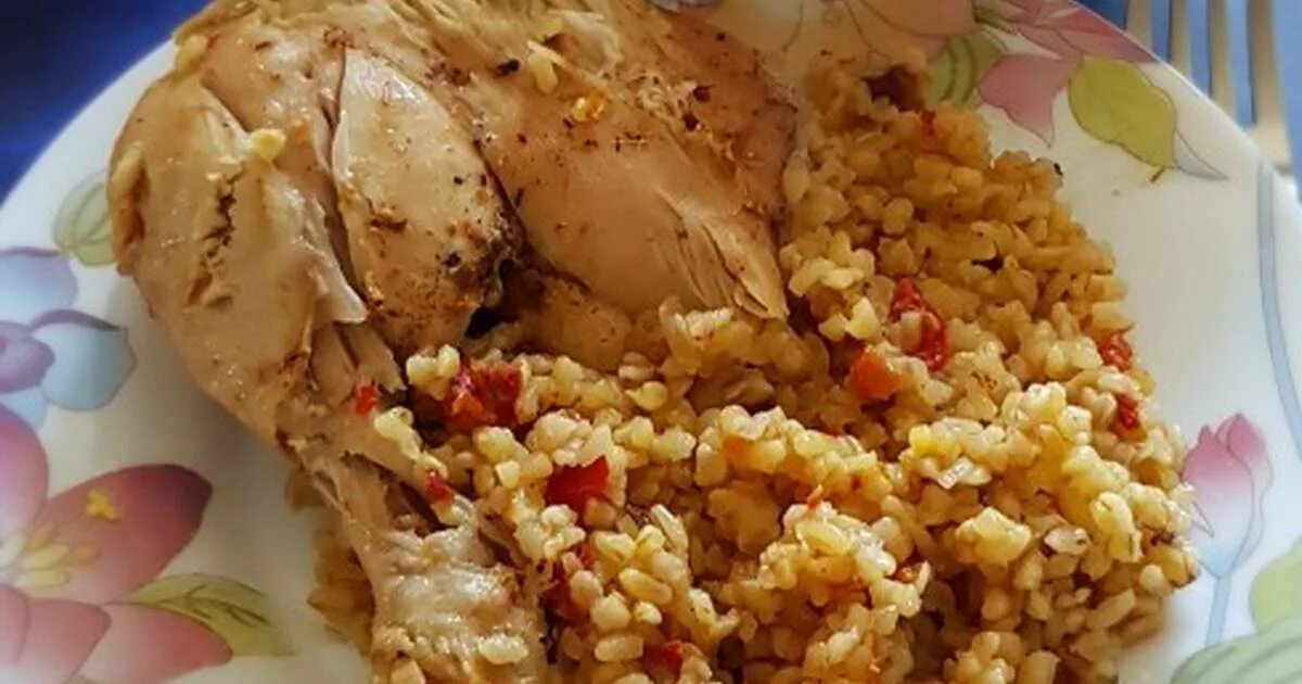 Курица с булгуром. Булгур с куриной голенью. курочка с булгуром. булгур с куриными голенями в духовке. булгур с голенью курицы.
