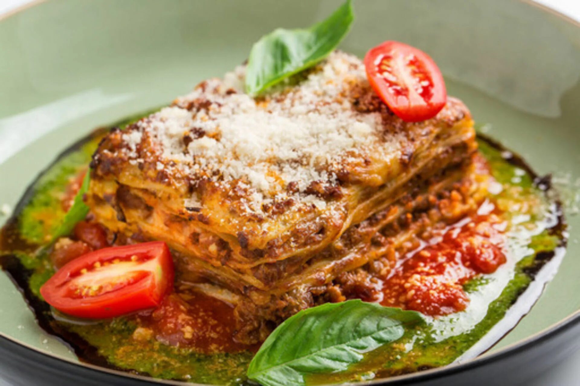 Лазанья аль форно. Rum tum taki dum baby lasagne перевод. Лазанья (lasagna) италии. Лазанья болоньезе. Лазанья на белом фоне.