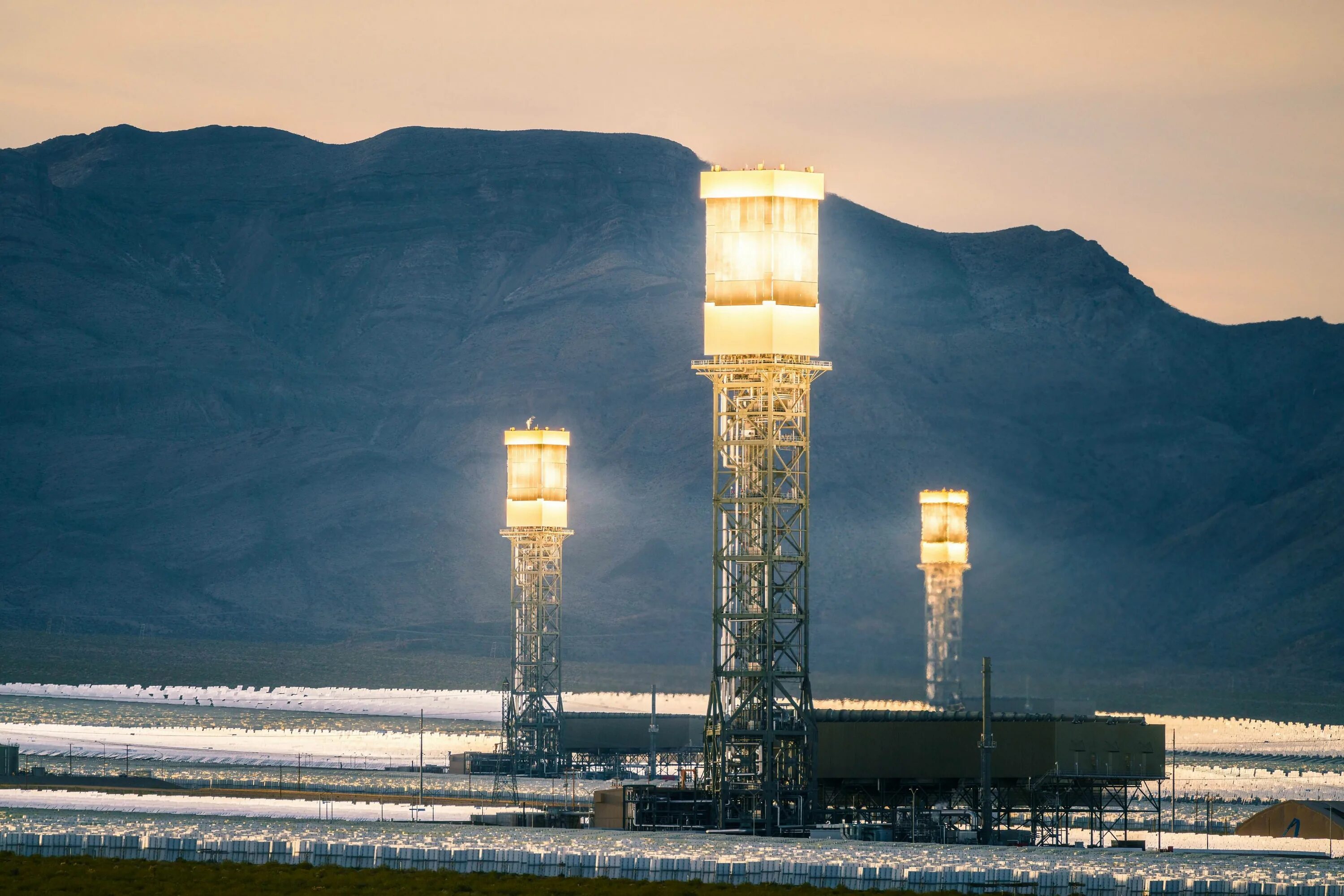 Thermal plant. Иванпа Солар. СТЭС Айвонпа. Ivanpah Солнечная станция в США. Навоинская Солнечная электростанция.