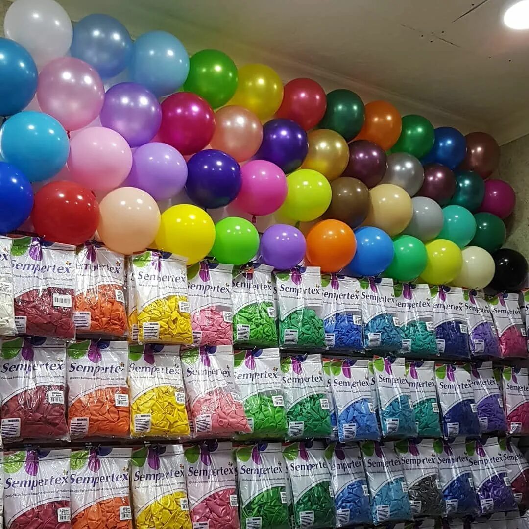 Заказ шаров москва недорого. Магазин воздушных шаров. Магазин воздушных шариков. Витрина с шариками. Воздушные шары большой ассортимент.