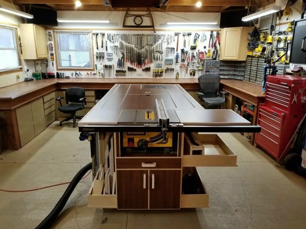 Интерьер столярной мастерской. Столярка дерево частная мастерская владимира сединкина. Столярная мастерская в гараже. Оборудование домашней мастерской. В столярной мастерской.
