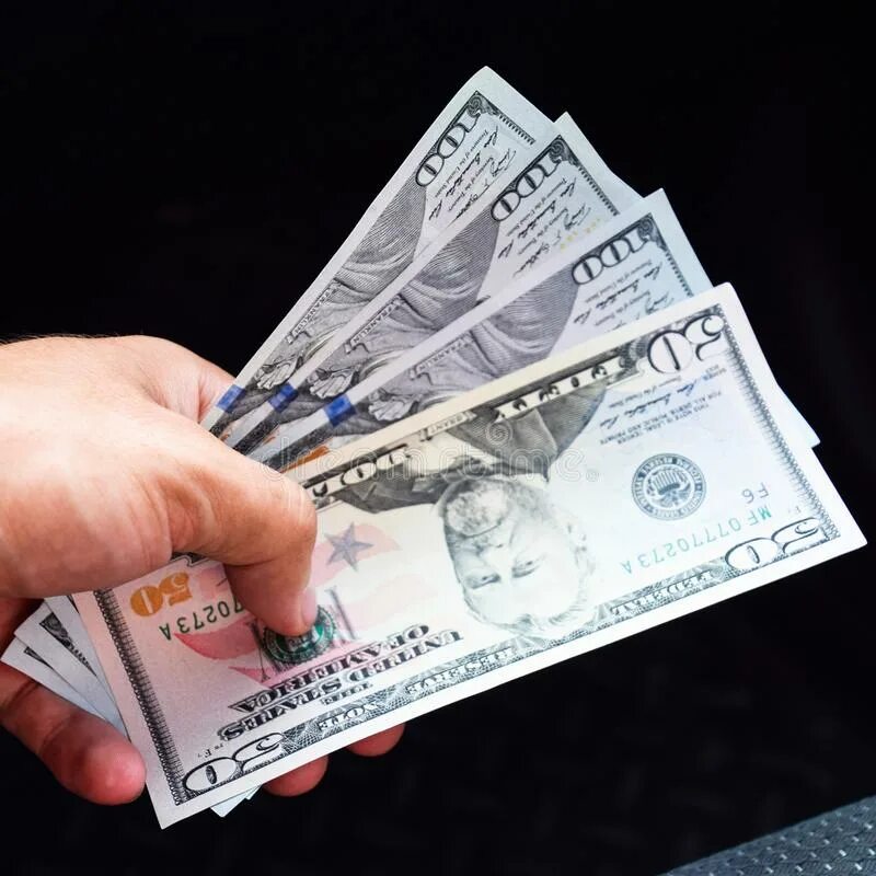 400 долларов сегодня. 400 долларов в руках. баксы в руках. доллары в руках. 400 долларов фото.