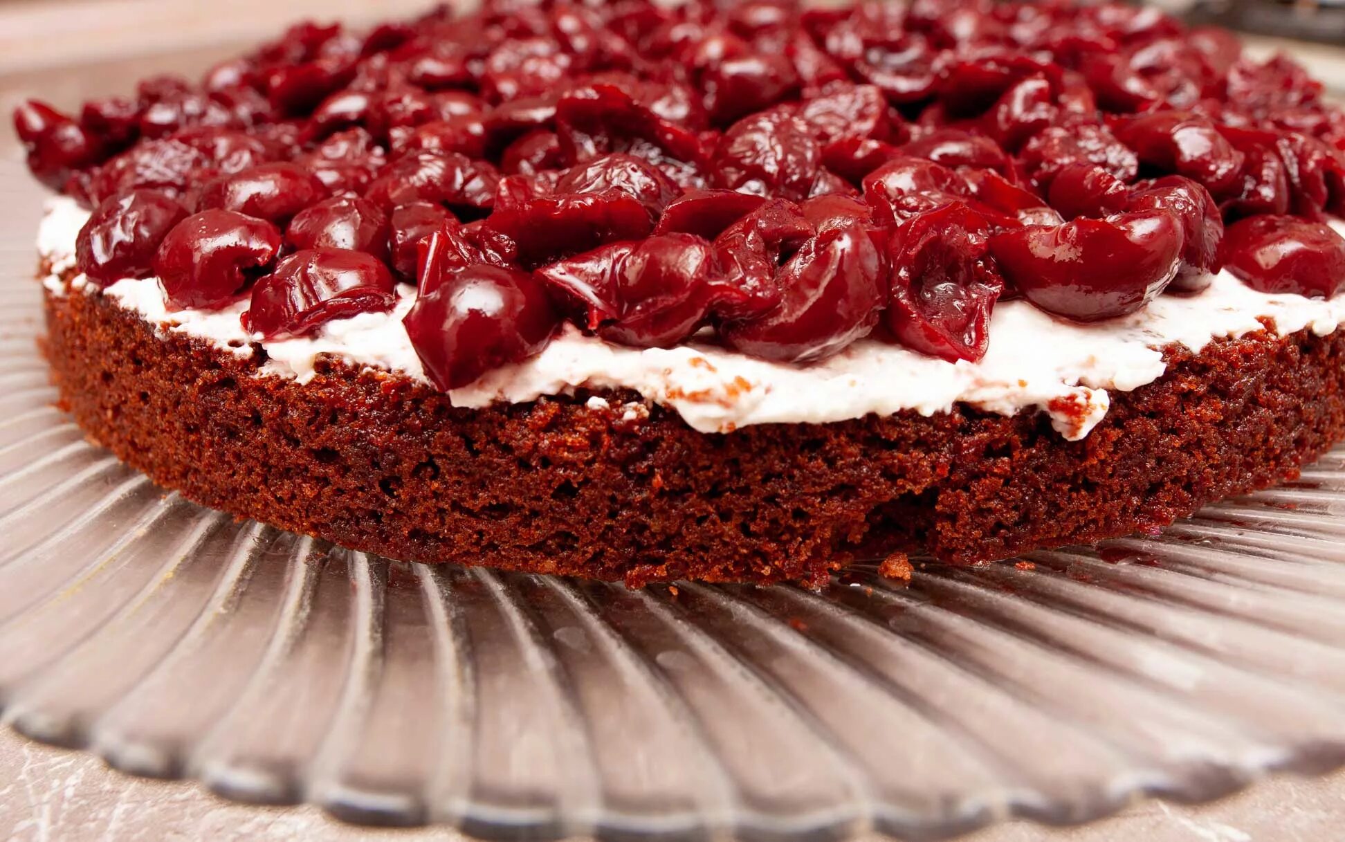 вишневое конфи чизкейк. торт вишневый поцелуй. торт черри кейк. шоколадный торт с вишней и творожным кремом. шоколадно вишневый торт.
