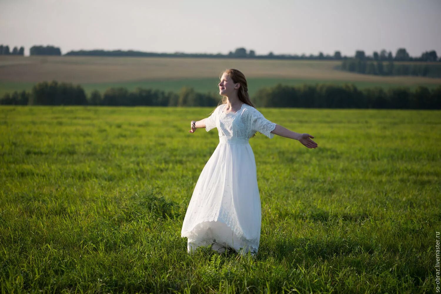 Платья на счастье надела. Фотосессия в белом платье. Фотосессия в поле. Белое платье. Женщина в белом платье.