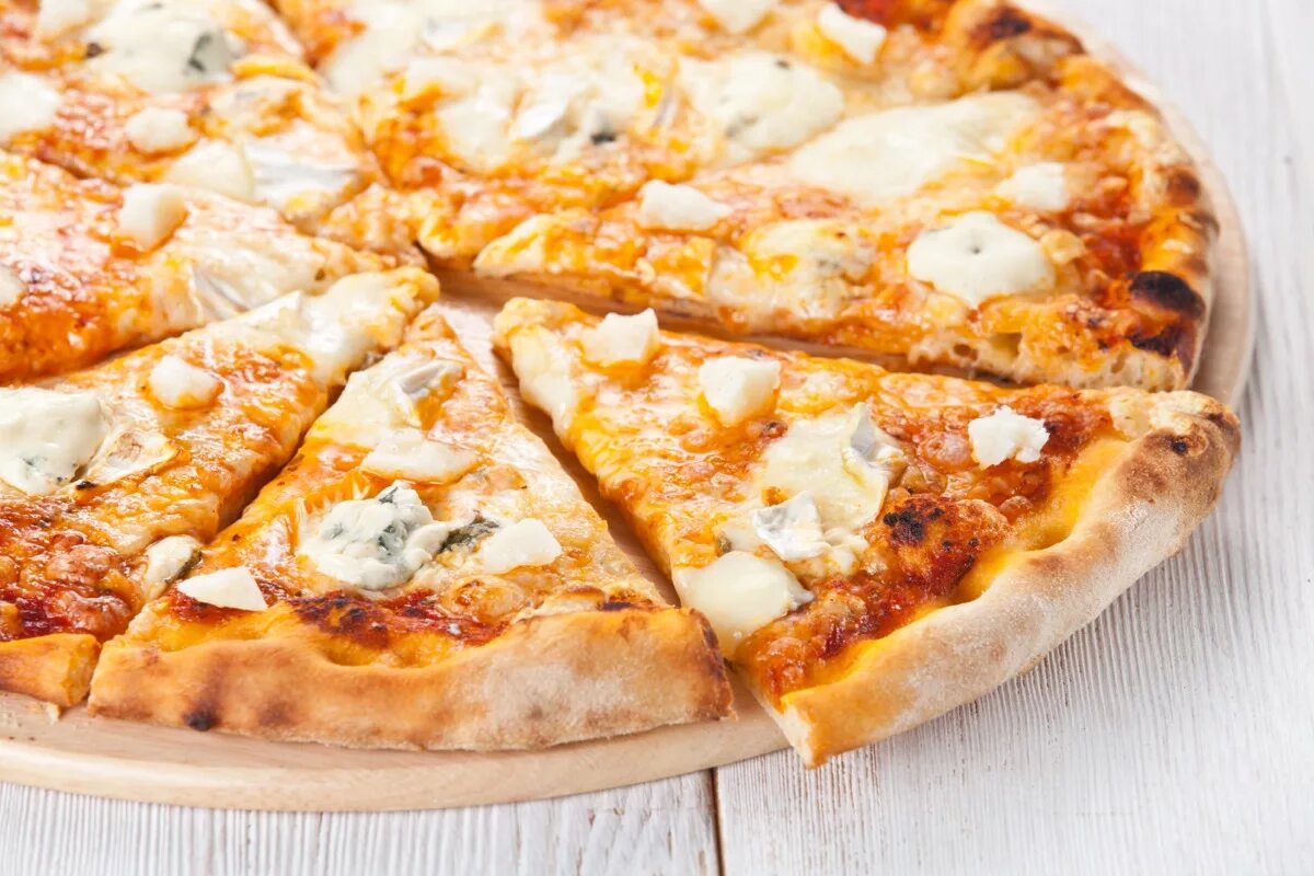 Сырная пицца. Пицца четыре сыра. Пицца три сыра. Пицца с сыром. Итальянская пицца 4 сыра.