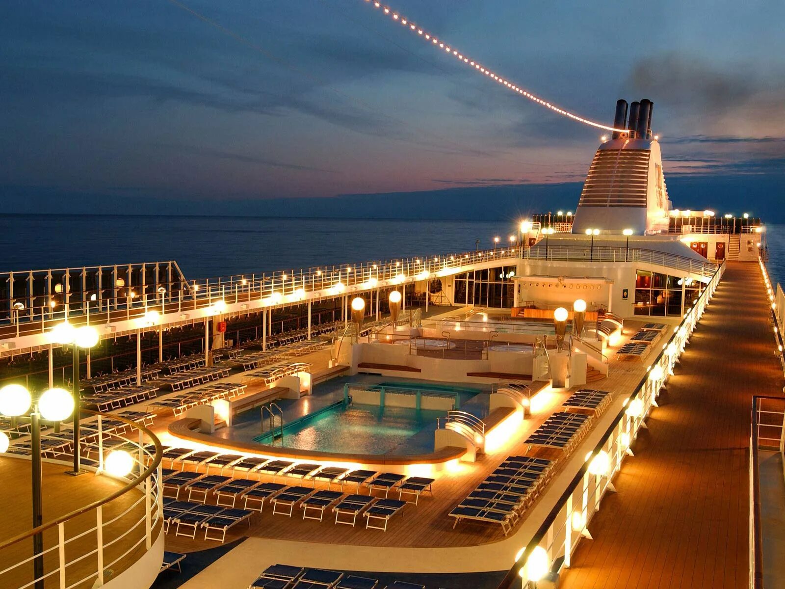 Круиз на лайнере msc. Msc lirica круизный лайнер. msc lirica палубы. палуба круизного лайнера. верхняя палуба круизного лайнера.