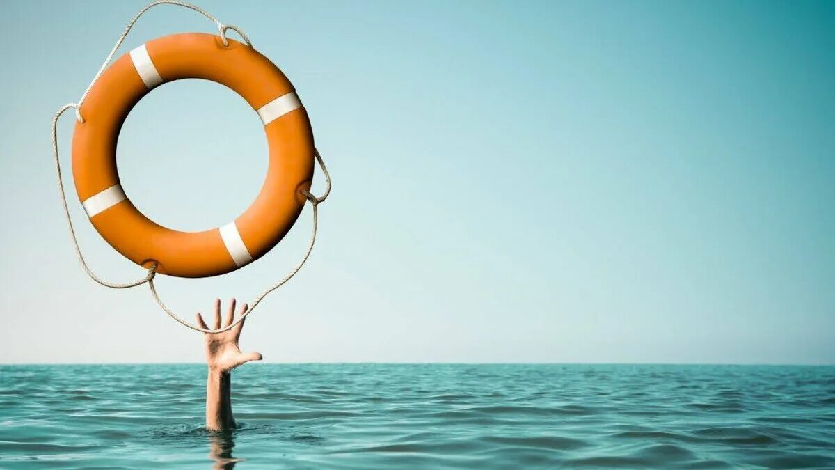 Включи спасательный круг. Спасательный круг. Спасательный круг на воде. Человек в спасательном круге. Спасательный круг на пляже.