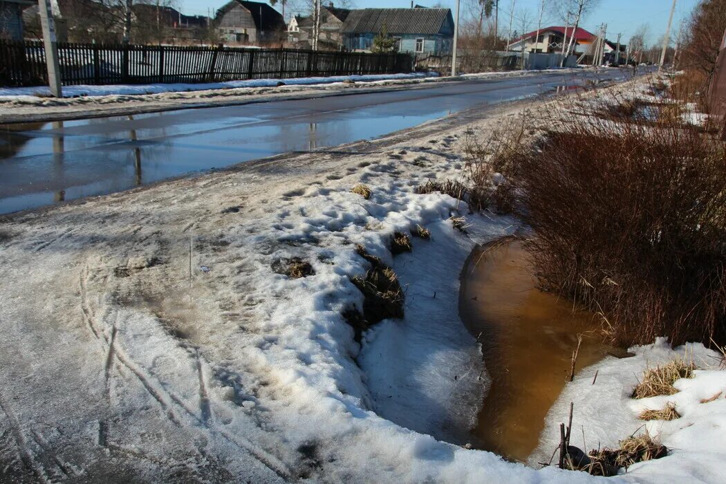 Паводок Можга. Таяние снегов наводнение. Таяние снега в городе. Таяние снега на участке.