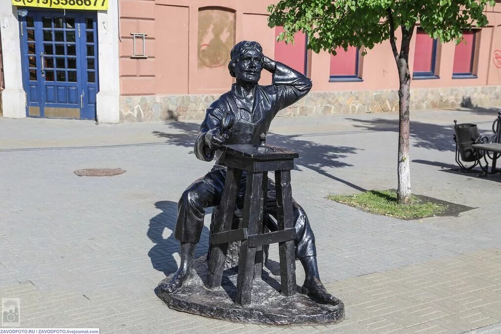 Скульптура левша тула. Памятник левше в туле. Лесков левша памятник в туле. Скульптура левша подковывает блоху в челябинске. В каком городе находится памятник левше.