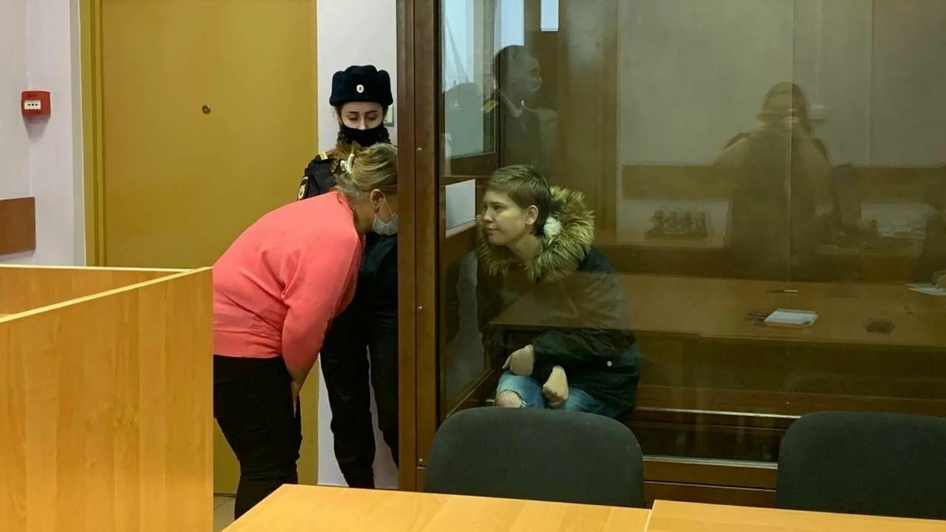 Мать душила. Арестованные девушки в суде. В Москве мать задушила двоих детей. Суд арестовал. Ребенок в суде.