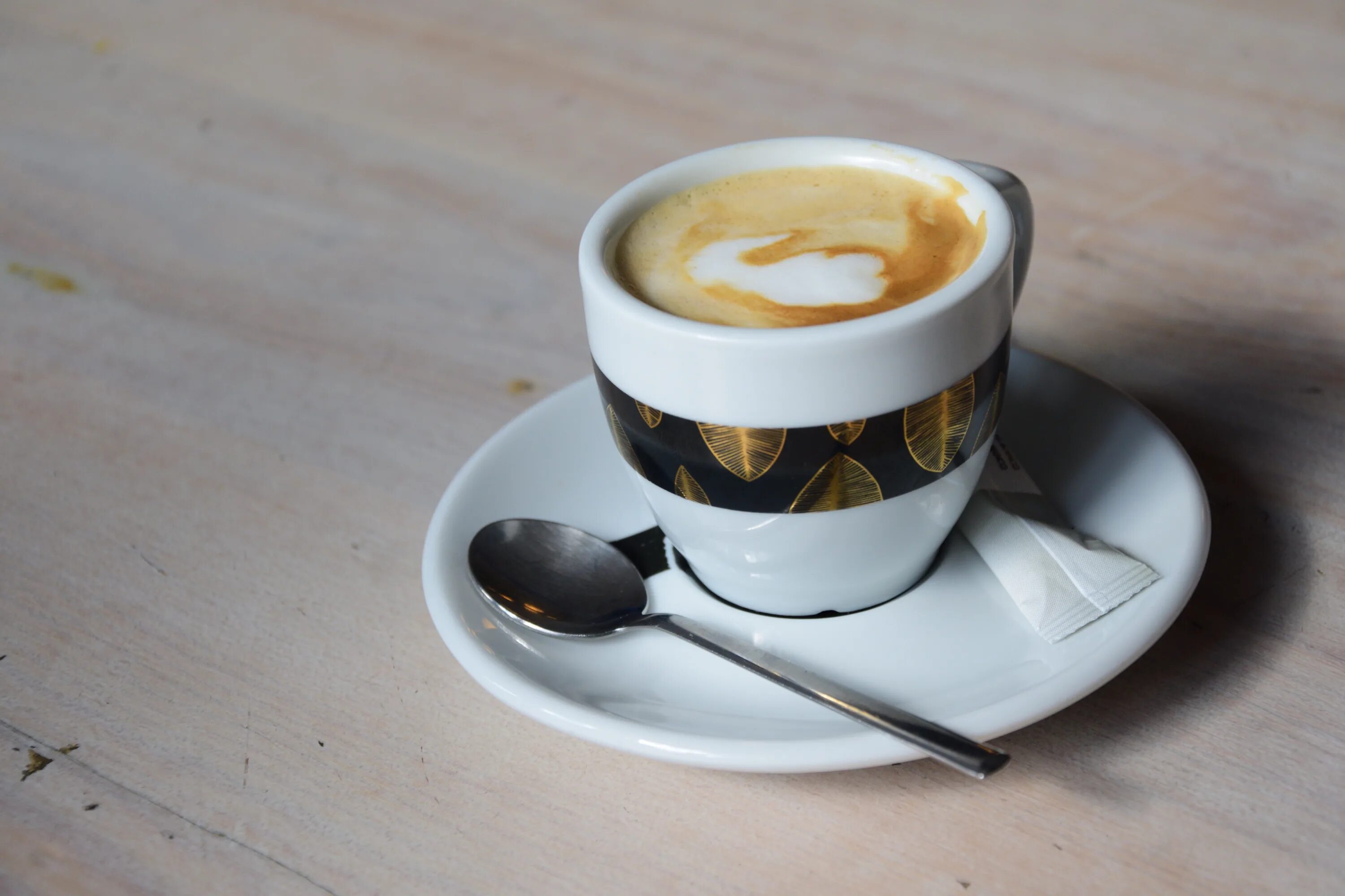 Горячий эспрессо. Кофе американо со сливками. Красивые кофейные чашки. Кофе в кружке. Красивая чашка кофе.