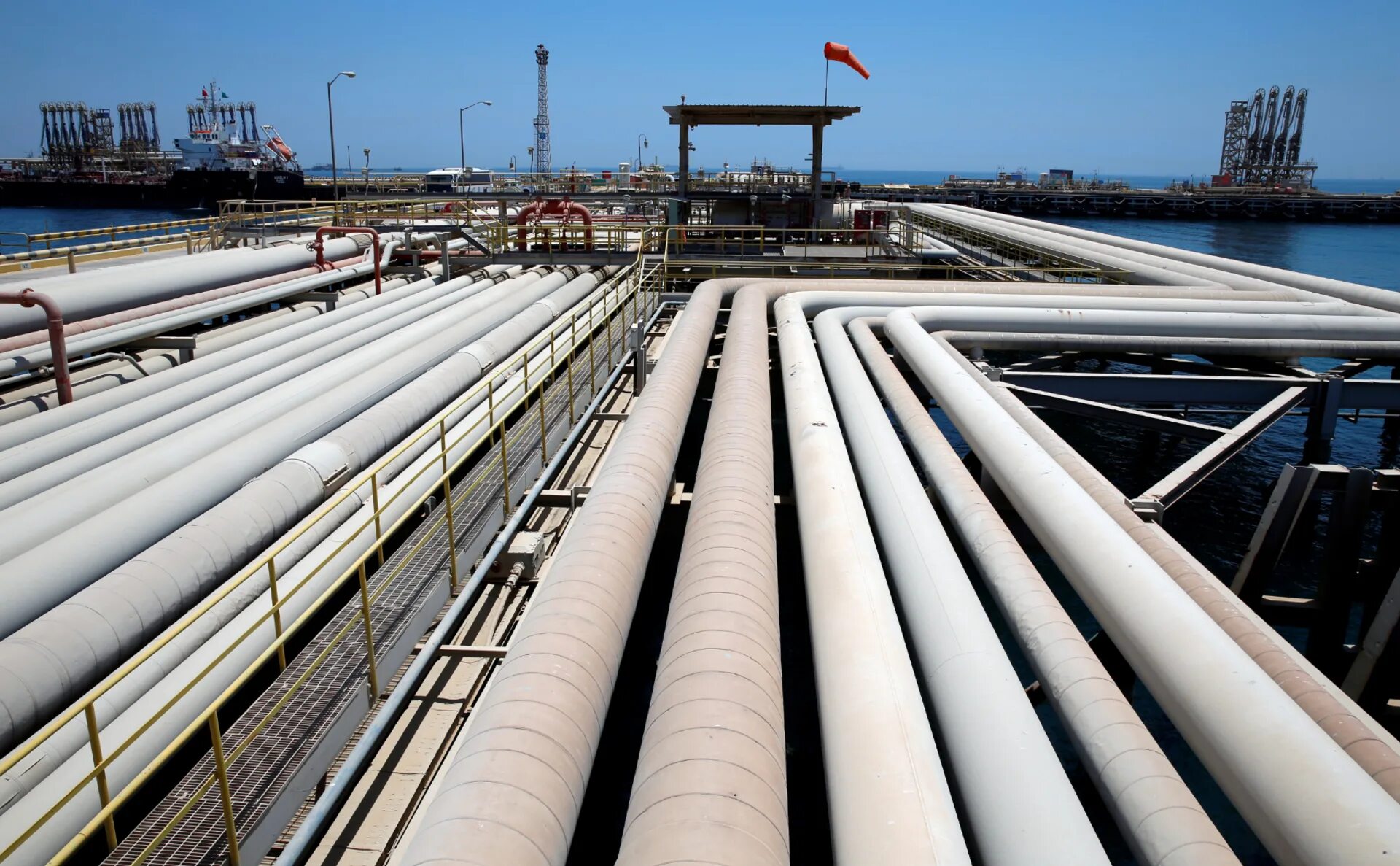 Предприятия по добыче нефти. Сауди Арамко экспорт нефти. Нефтепроводы Саудовской Аравии. Нефтеперерабатывающие заводы в Европе. Трубопроводы нефтедобычи.