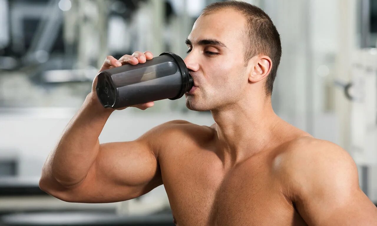 Пьют ли протеин во время тренировок. Спортсмены. Спортивные парни. Спортивный мужчина. Спортивное питание для тренировок.