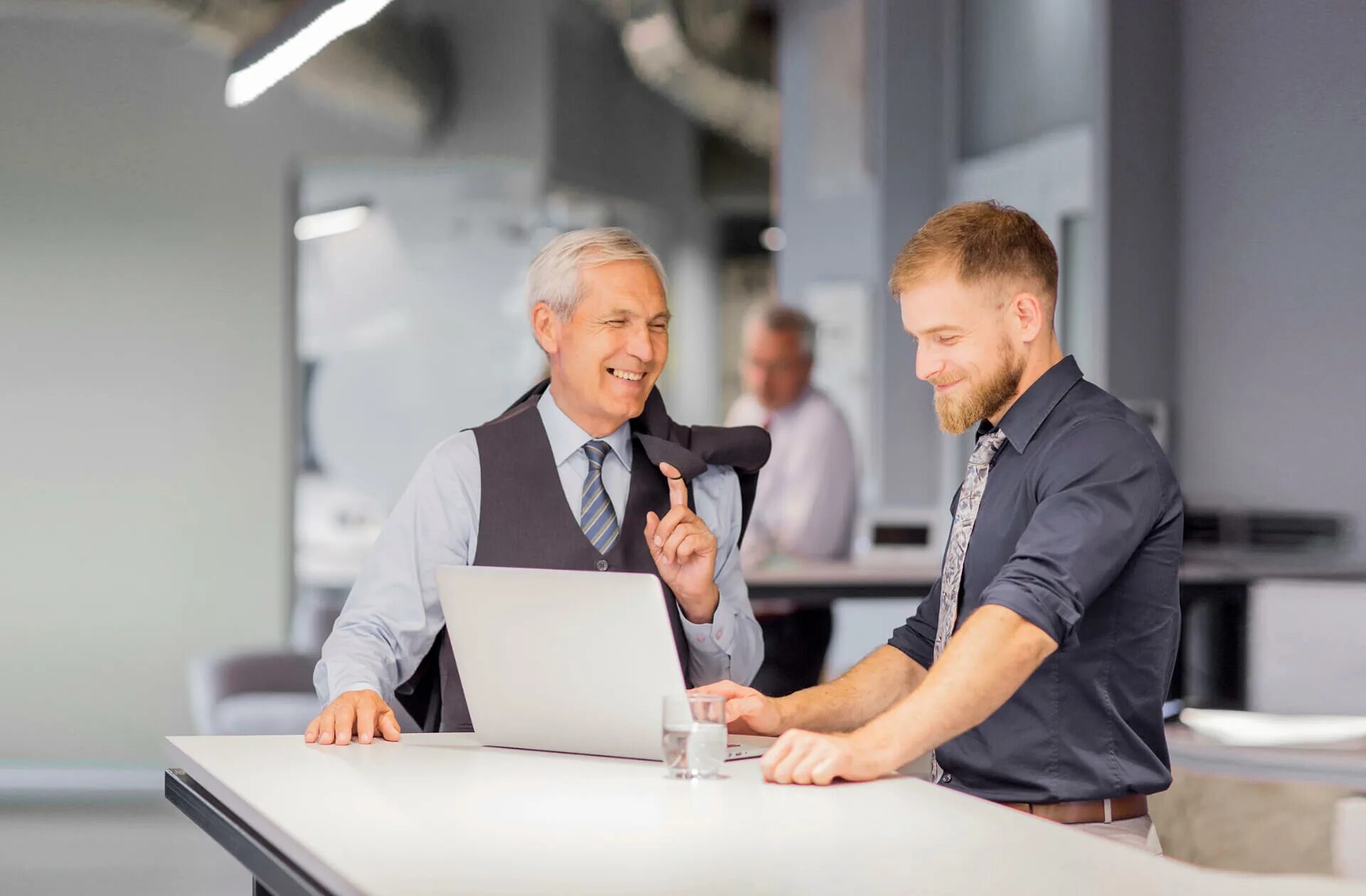 Работать в полную силу. Работать в полную силу. Коллеги разговаривают на работе. Работать в полную силу. Профессия бизнесмен.