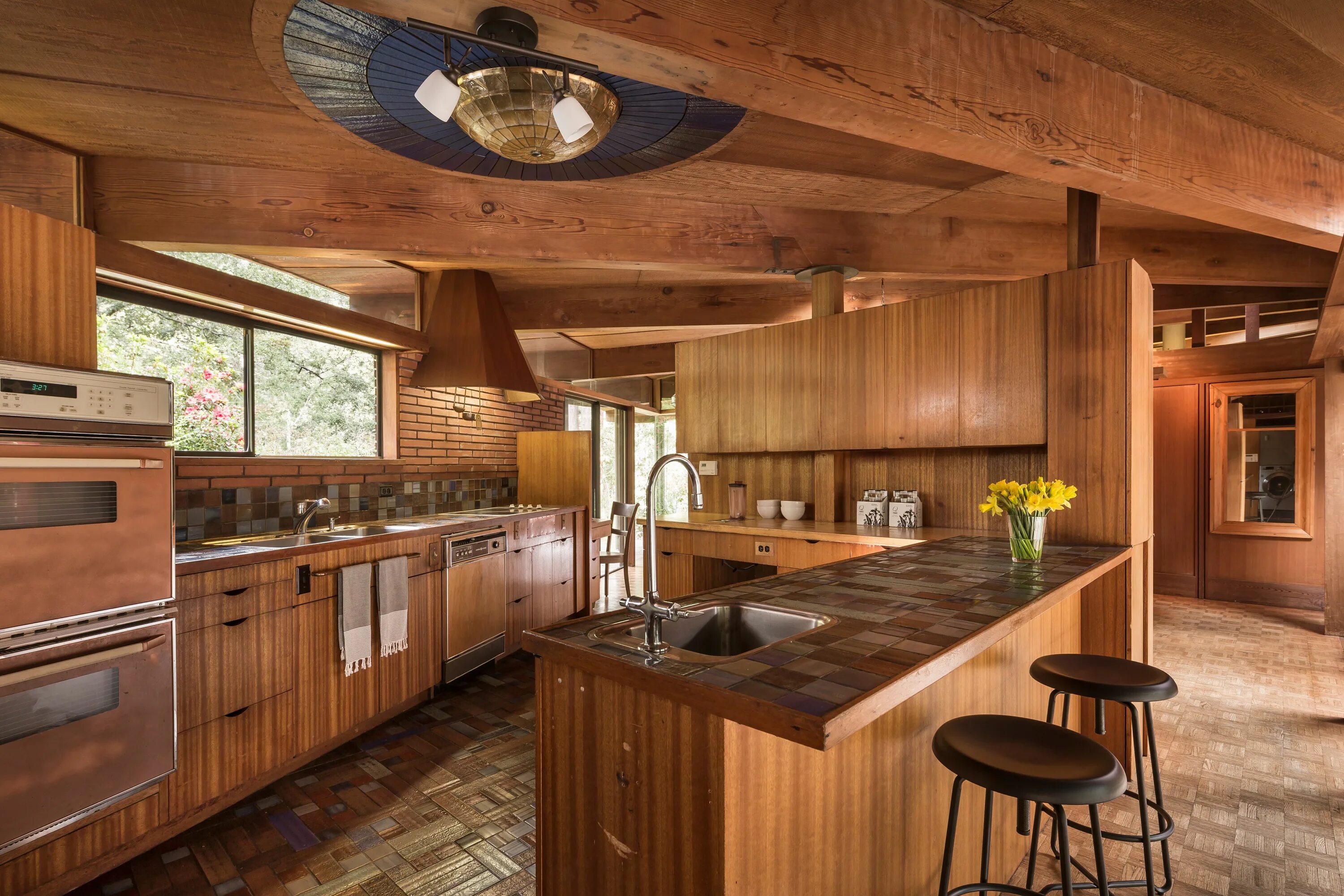 Фрэнк китчен. Frank kitchen. Стиль ллойда райта. Кухня райта. Кухня mid century modern.