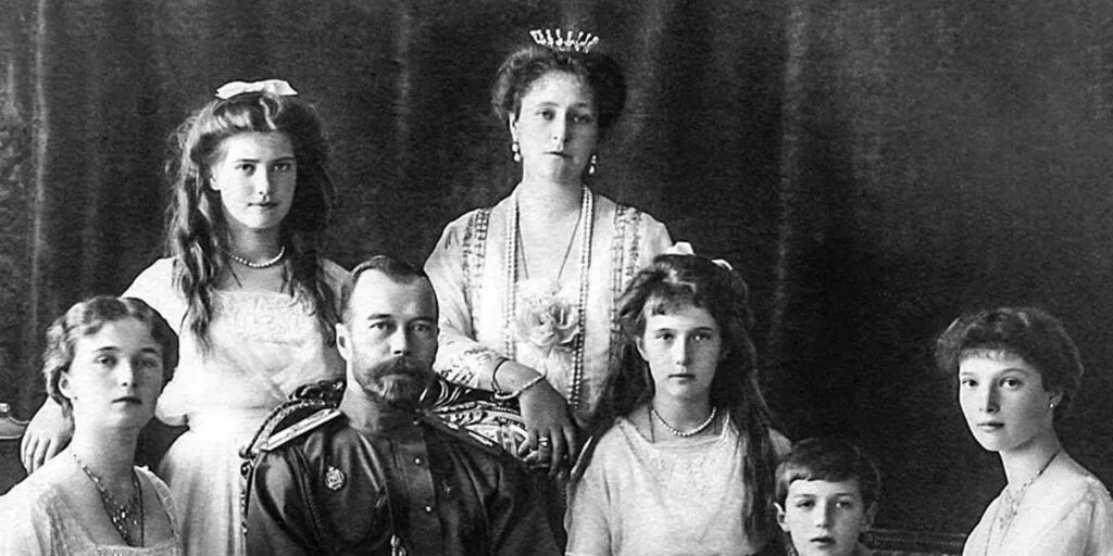 Икона страстотерпцев царской семьи николая 2. Семья романовых 1918 екатеринбург. Семья романовых 17 июля. 17 июля царственные страстотерпцы. Романовы семья николая 2.