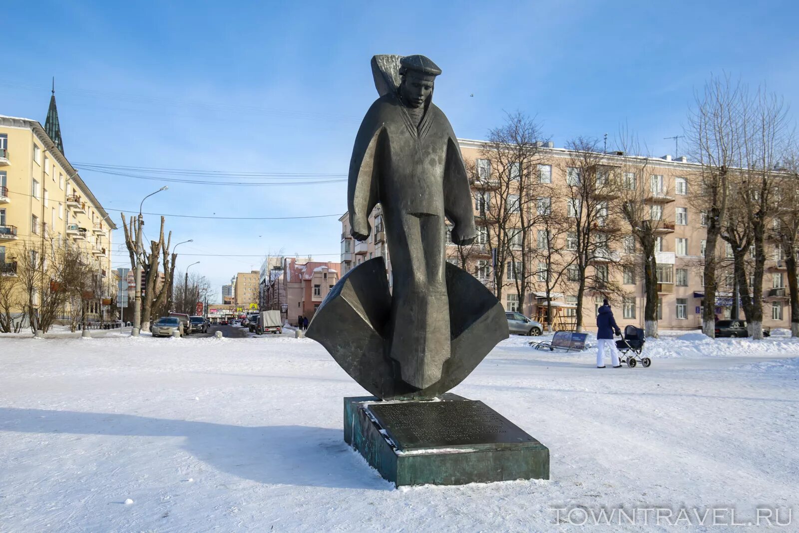 Архангельск окрестности. Памятник Соловецким юнгам в Архангельске. Памятник юнгам Северного флота в Архангельске. Памятник Соловецким юнгам в Архангельске набережная. Памятники на набережной Северной Двины в Архангельске.