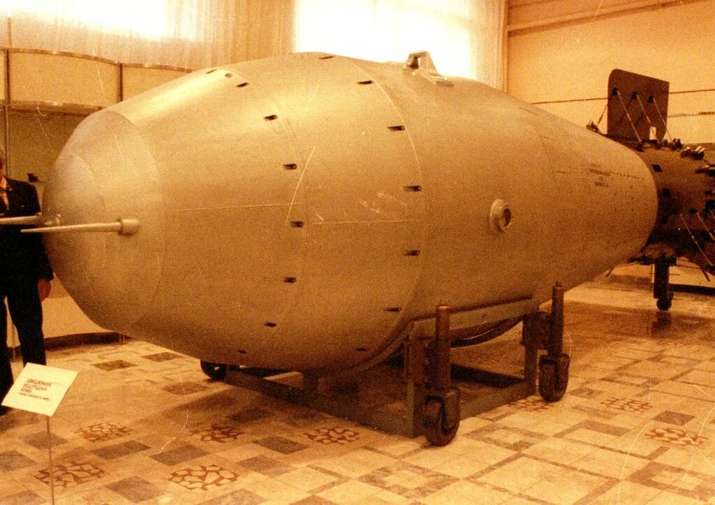Самая мощная водородная бомба. Хрущев водородная бомба. Царь-бомба ядерное оружие СССР. Водородная бомба царь бомба СССР. Сахаров царь бомба.