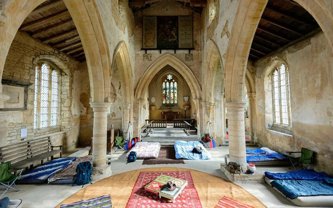 Самый крупный монастырь в европе. Монастырь в Англии в средние века. Средневековый монастырь внутри. Средневековый отель. Интерьер средневекового монастыря.