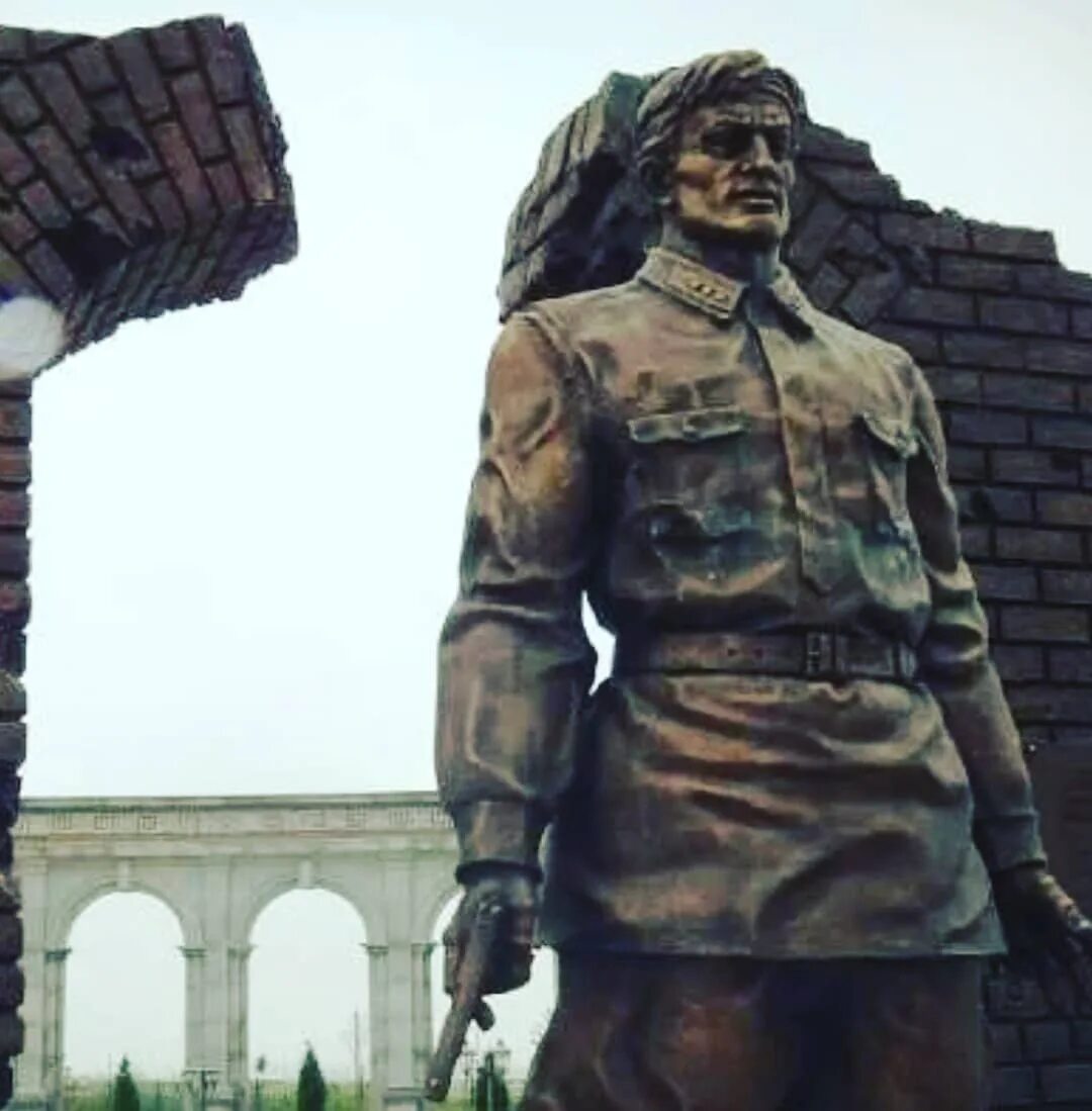 Барханоев уматгирей артаганович. Последний защитник брестской крепости барханоев умат-гирей памятник. Памятник последнему защитнику брестской крепости. Памятник защитникам брестской крепости в бресте. Брестская крепость назрань мемориал.