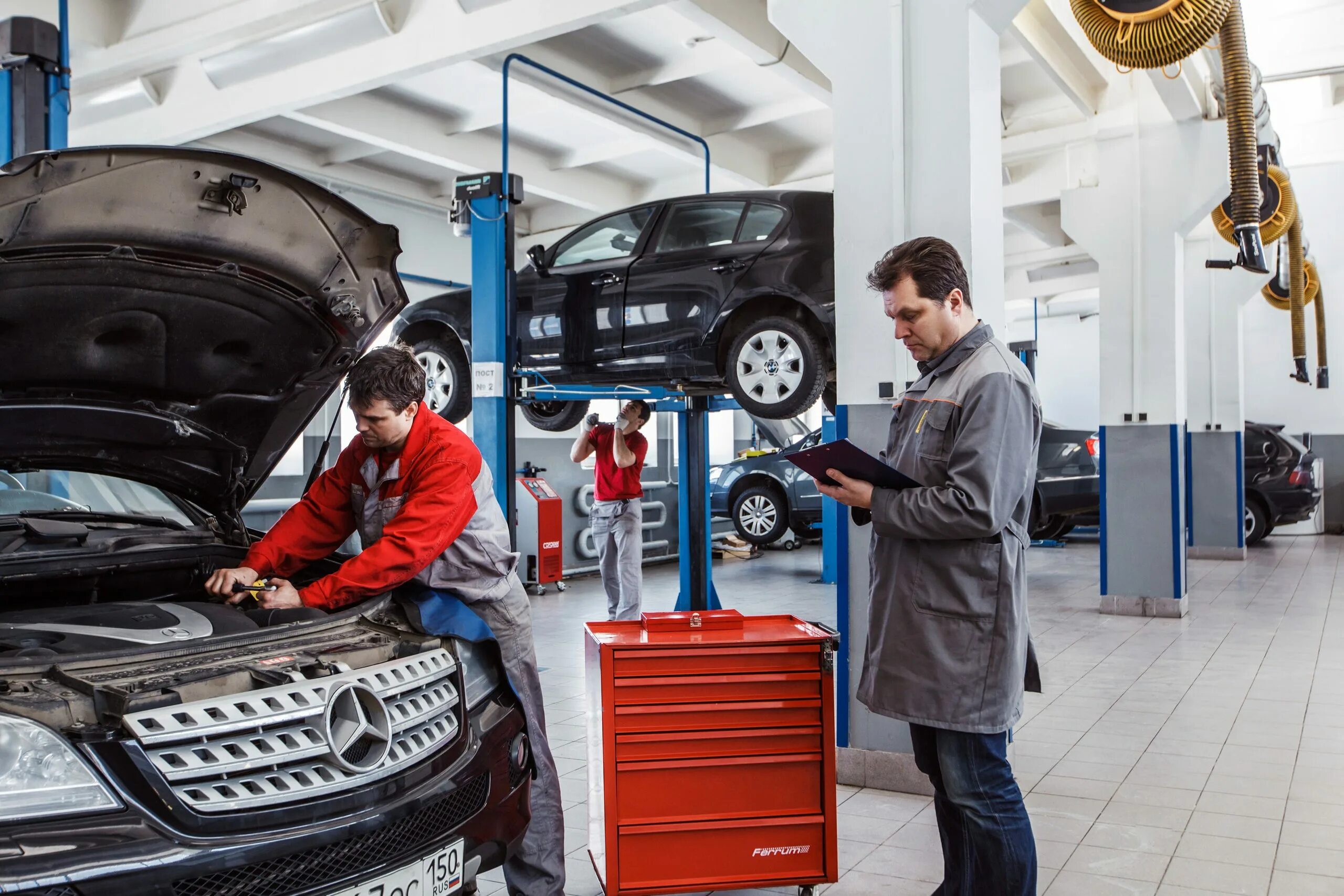 Отзывы про автосервис. Техническое обслуживание авто. автомастерская. автомобиль в сервисе. машина в автосервисе.