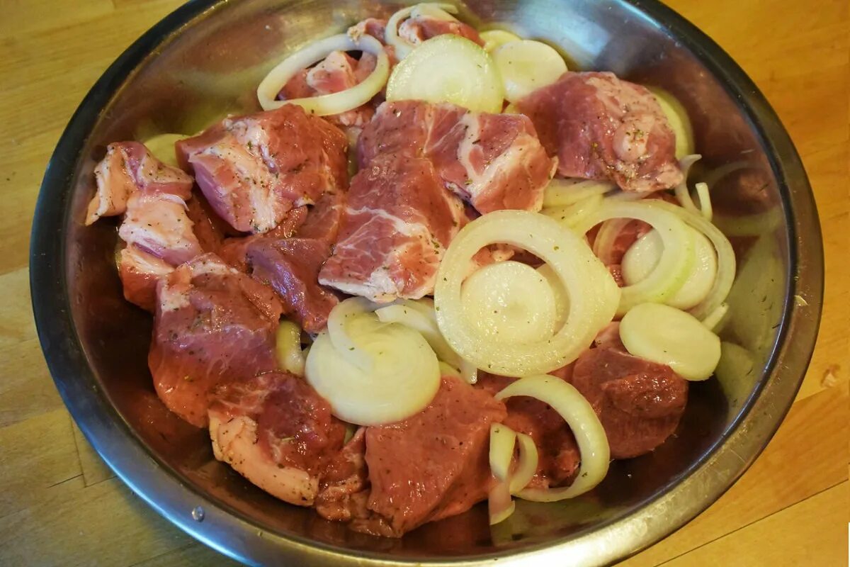 Как быстро мариновать шашлык. Маринад для шашлыка из свинины. мясо для шашлыка из свинины. маринованное мясо для шашлыка. маринад для свинины шашлык.