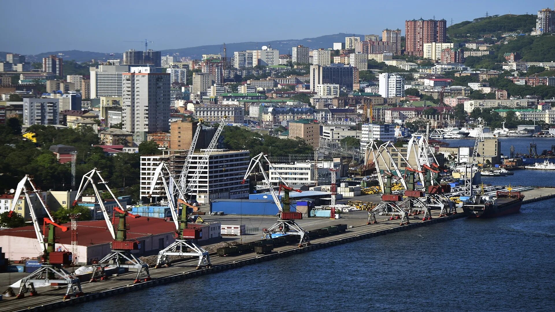 Vladivostok port. Порт Владивосток. Морской порт город Владивосток. Порто Франко Владивосток Приморье. ВМТП Владивосток.