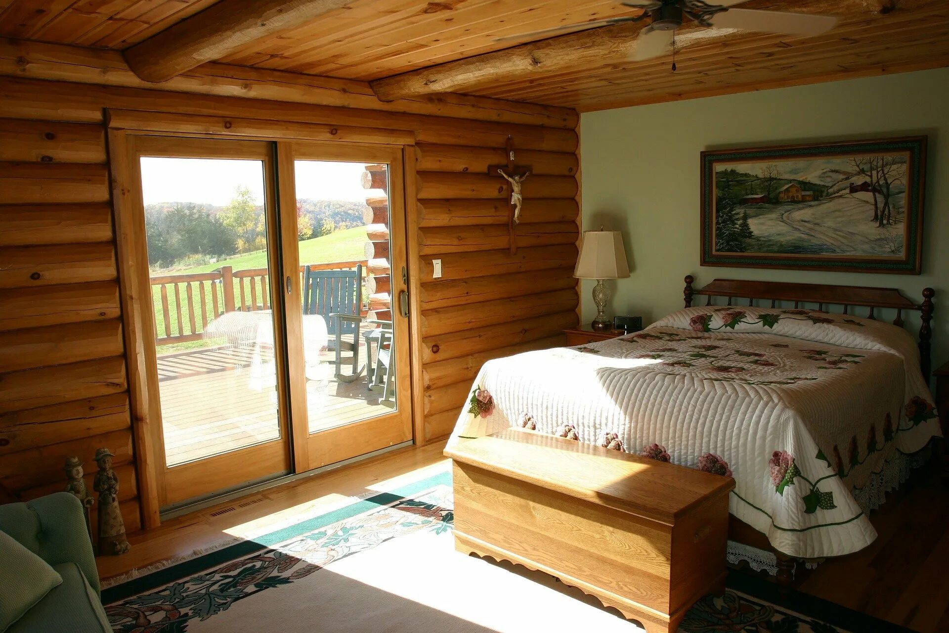 Дизайн комнат в деревянном доме. Спальня в деревянном доме из бревна. Интерьер спальни в деревянном доме. Интерьеры деревянных домов из бревна. Кровать в деревянном доме.