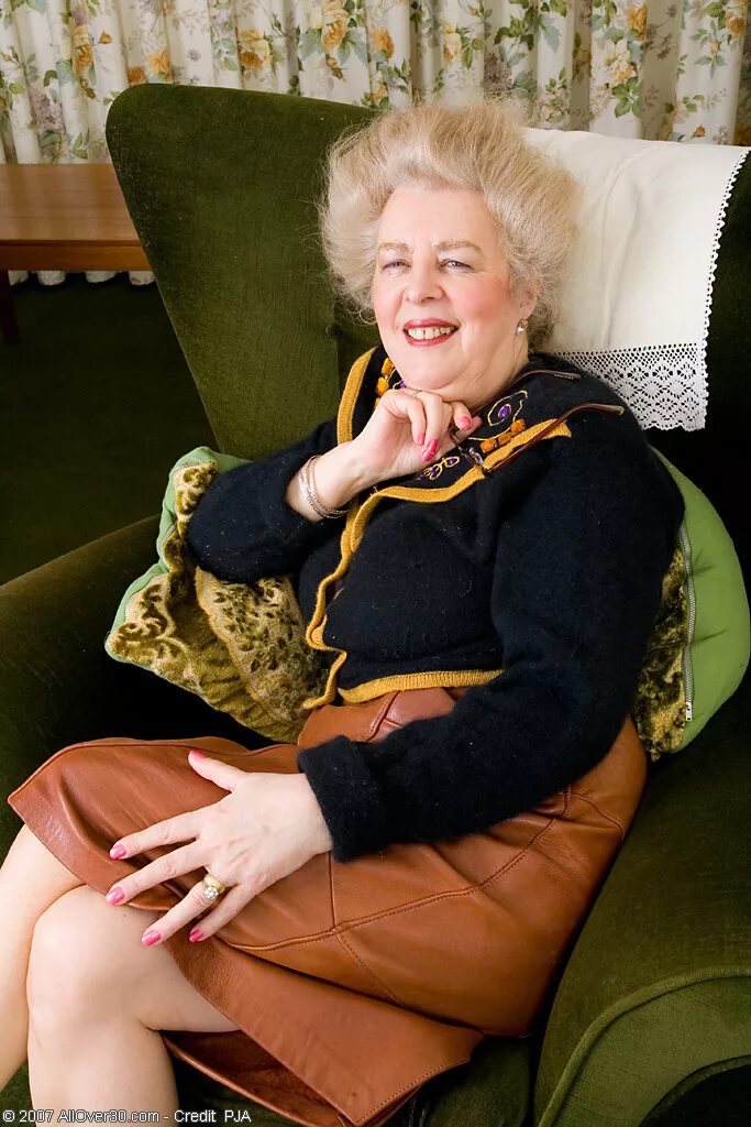 старые бабы с сюжетом. старые зрелые блондинки. красивые голые старушки. старушки в кружевах. женщины пожилые с юношами.