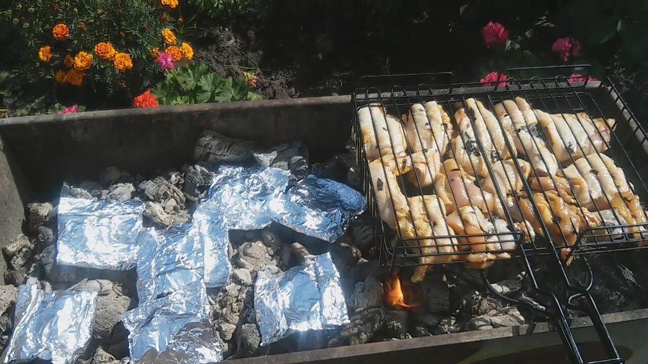 Картошка на мангале на решетке в фольге. Картошка в фольге на мангале в углях. Картошка в фольге на решетке. Курица в фольге на мангале на решетке.