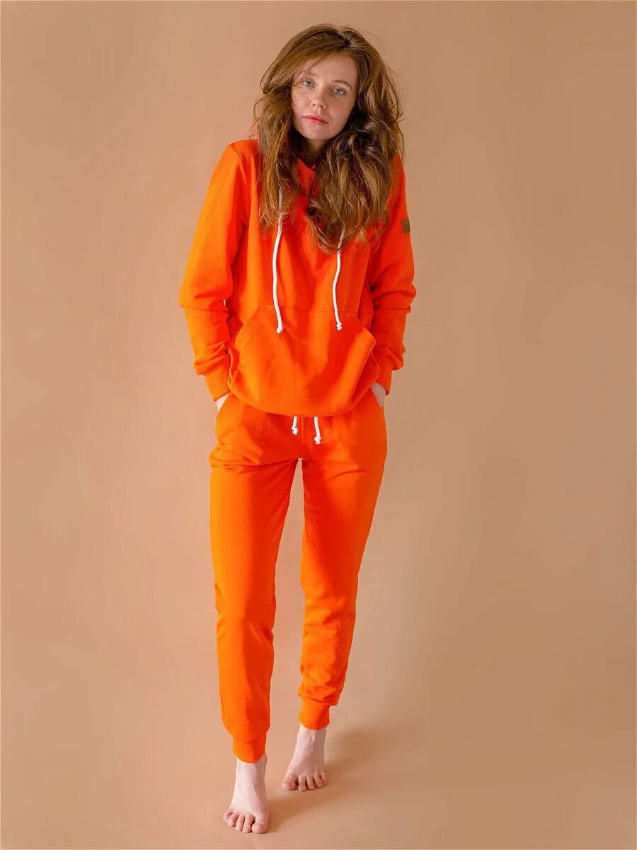 Оранжевый костюм женский. Оранжевый спортивный костюм женский. Ярко оранжевый спортивный костюм. Костюмы оранжевого цвета.