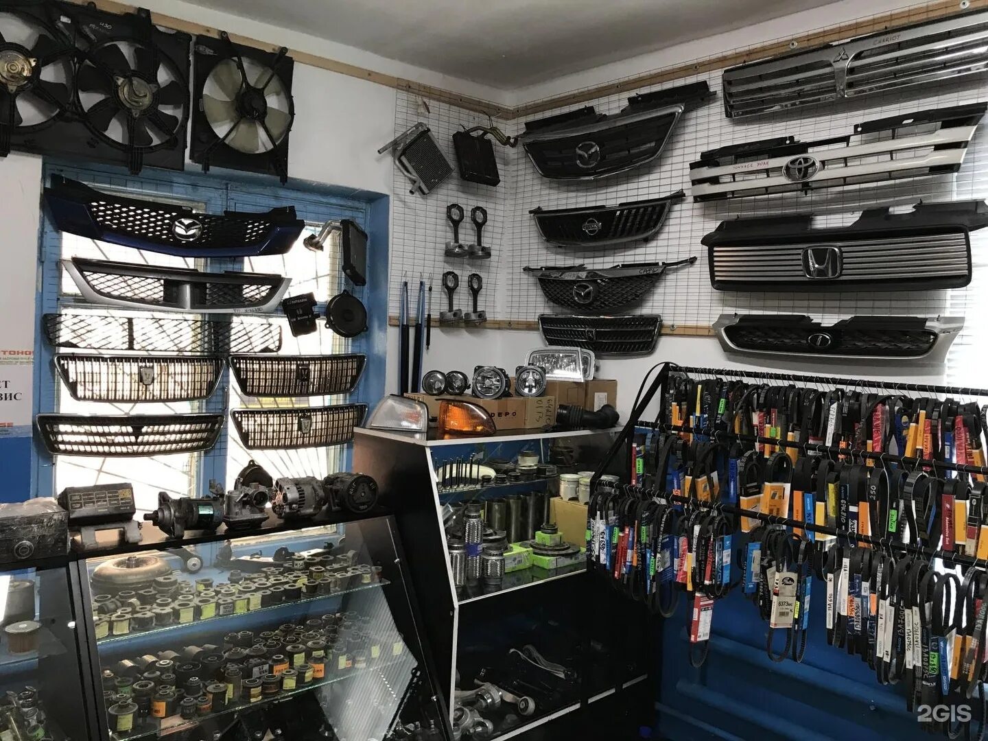 Витрины для магазина автозапчастей. Продажа машины. Магазин бу иномарок. Склад запчастей для автомобилей. Автосалон.