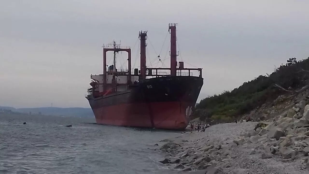 В витязево выкинуло сухогруз. Архипо-осиповка корабль сел на мель. христофор колумб судно холмск. бухта инал сухогруз на мели.