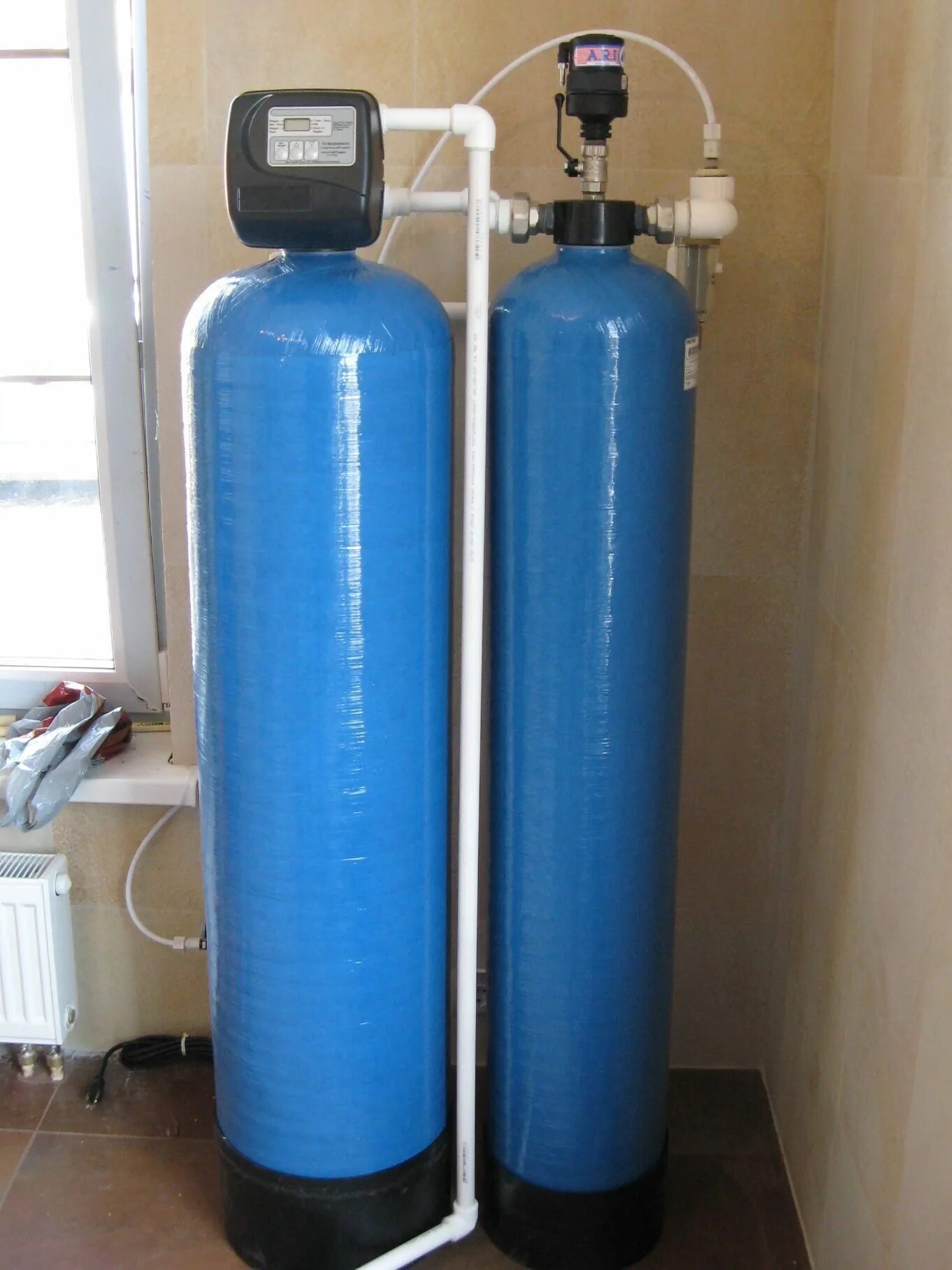Система очистки обезжелезивания воды. Колонна 1054 обезжелезивания. Аэрационная колонна для очистки воды 1054. Система обезжелезивания воды (очистка воды от железа).