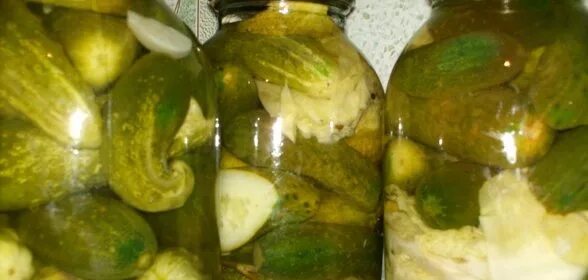 Маринованные огурчики с 9 уксусом. Маринованные огурчики с 9 уксусом. Огурец с сахаром. Соленые огурцы квашенка. Сахар соль для засолки огурцов с лимонной кислотой.