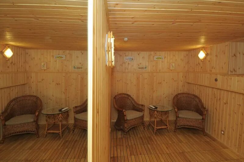 Предбанник из осб плиты. Внутренняя отделка предбанника осб плитой. Обшить дачный домик внутри осб. Осб в бане. Баня 3 на 3.