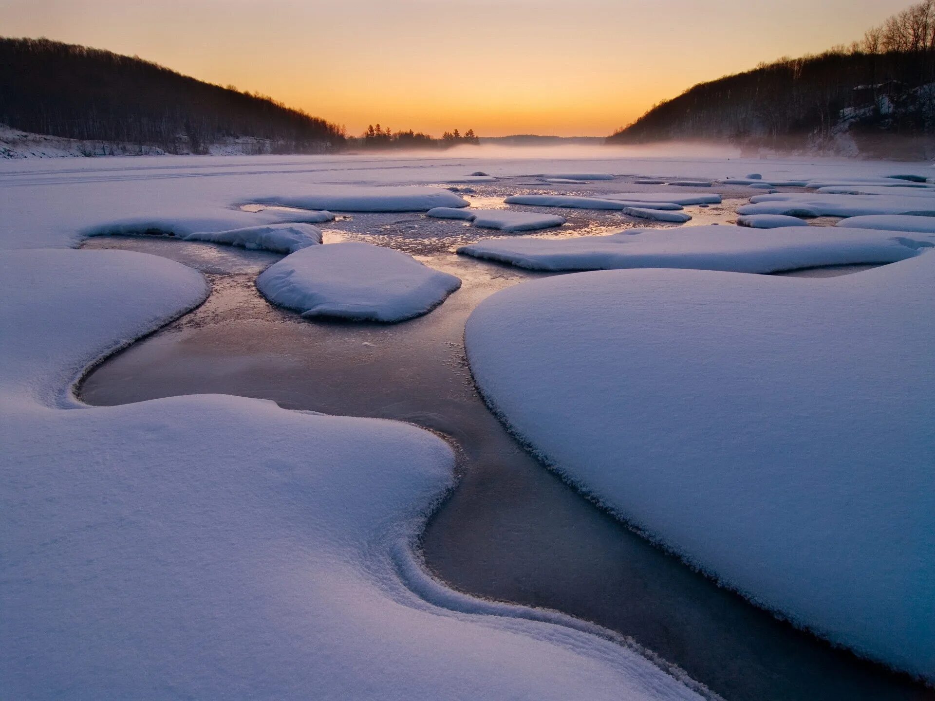 Снег замерзшая вода. Полынья. Мерзлая река. Зимняя река. Замерзшая река.