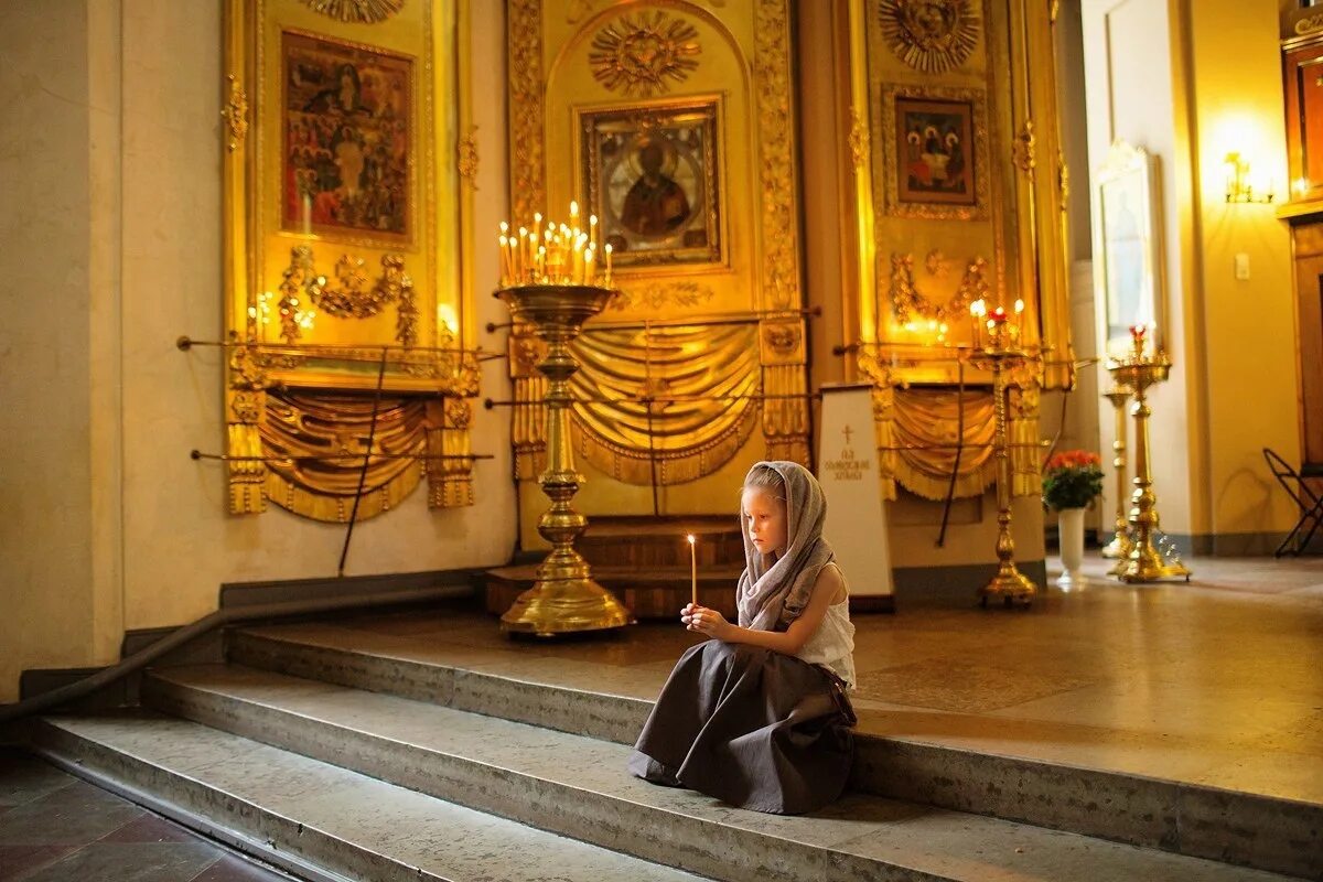 Храм благодать. Человек молится в храме. Благодать в храме. Женщина молится в храме. Люди в храме.